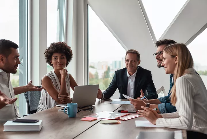 Business-Meeting mit mehreren Personen