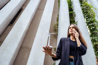 Frau mit Nachhaltigkeitsmanagement Studium arbeitet als Nachhaltigkeitsmanagerin