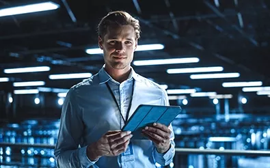 Digitalisierung Studium. Mann hält Tablett in der Hand