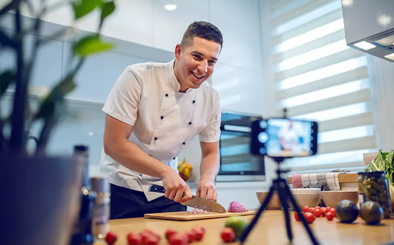 Mann kocht und filmt Fernstudium Ernährungskommunikation