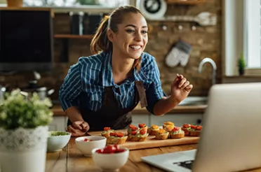 Frau gibt online Ernährungskurs Fernstudium Ernährungskommunikation