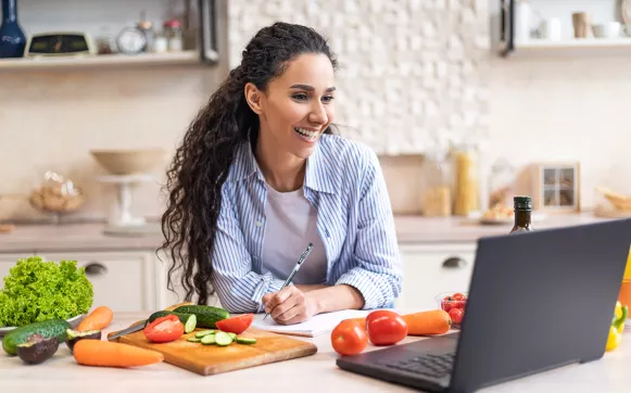 Lernende Frau am Laptop Fernstudium Ernährungskommunikation