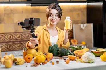 Frau macht ein Selfie Fernstudium Ernährungskommunikation