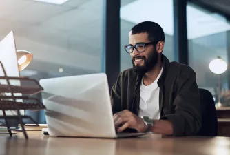 Ein Mann sitzt vor einem Laptop