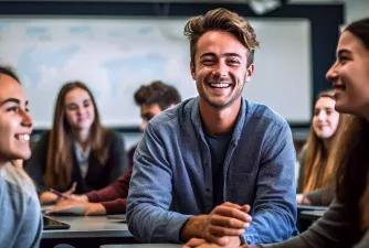 Student in Gruppe von Studierenden lächelt in die Kamera