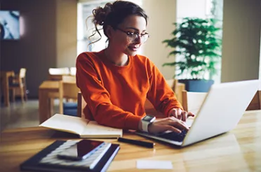 Lernende Frau am Laptop für Fernstudium Ernährungskommunikation